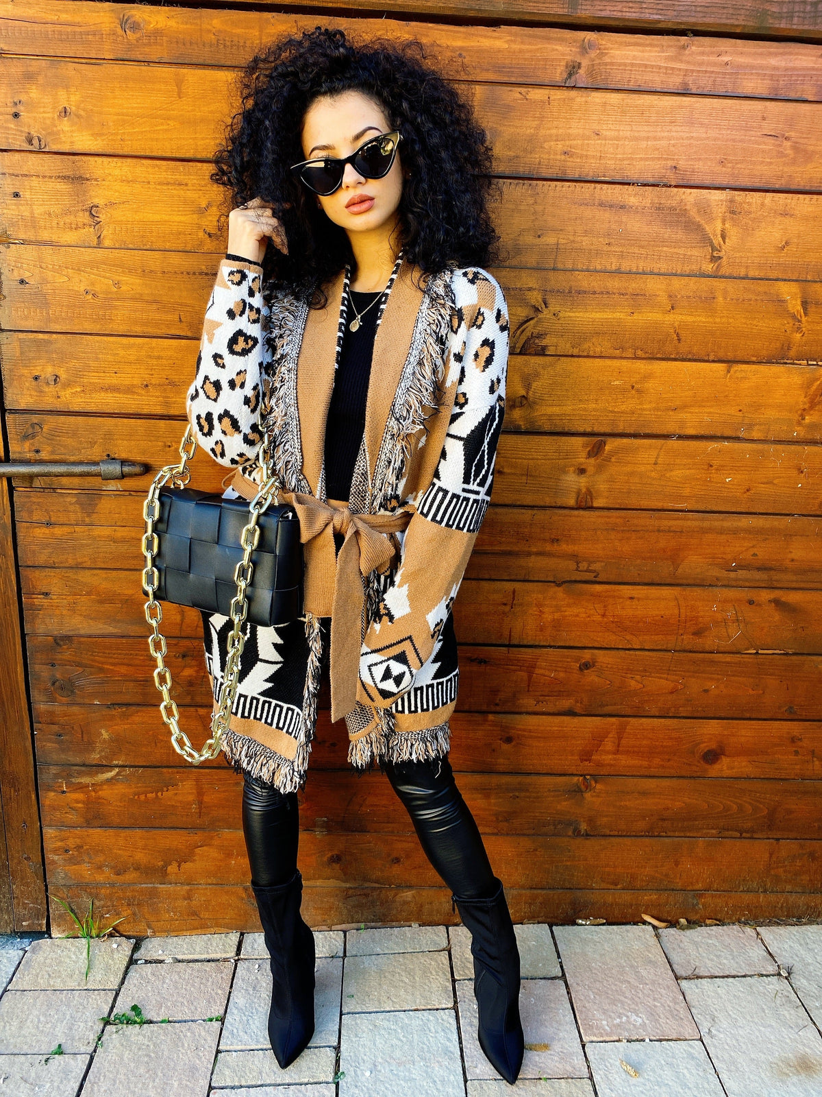 Cardigan camel con frange e cinta