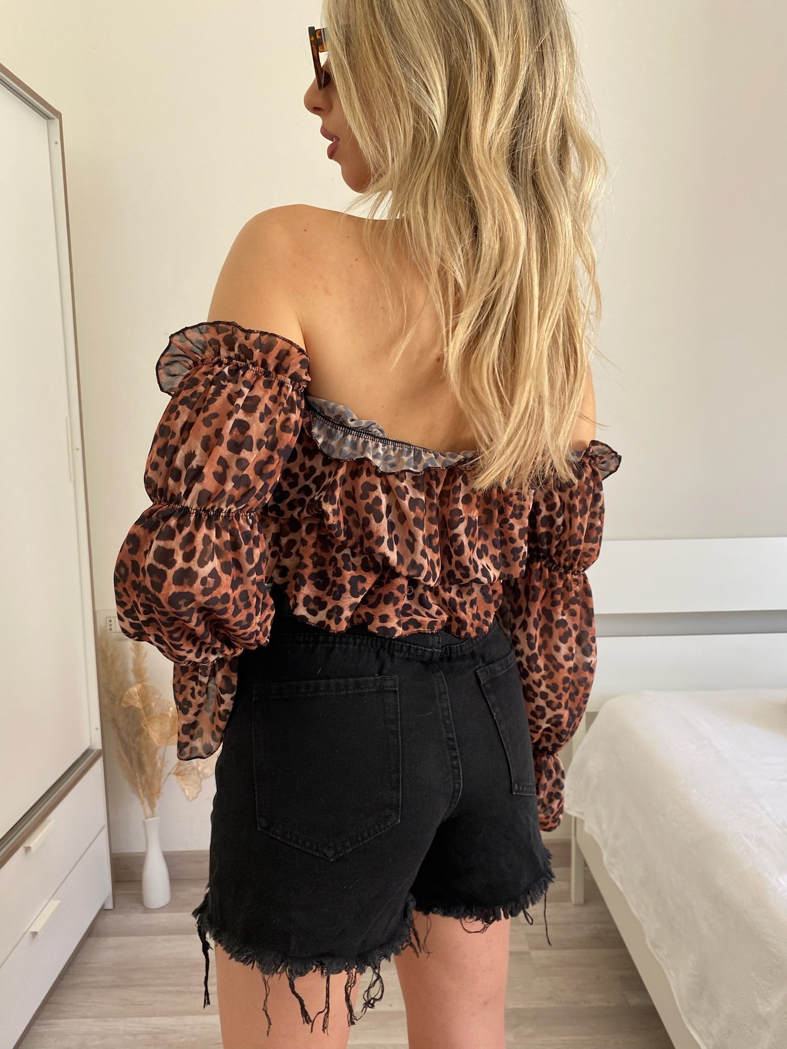 Top animalier scollo a barchetta