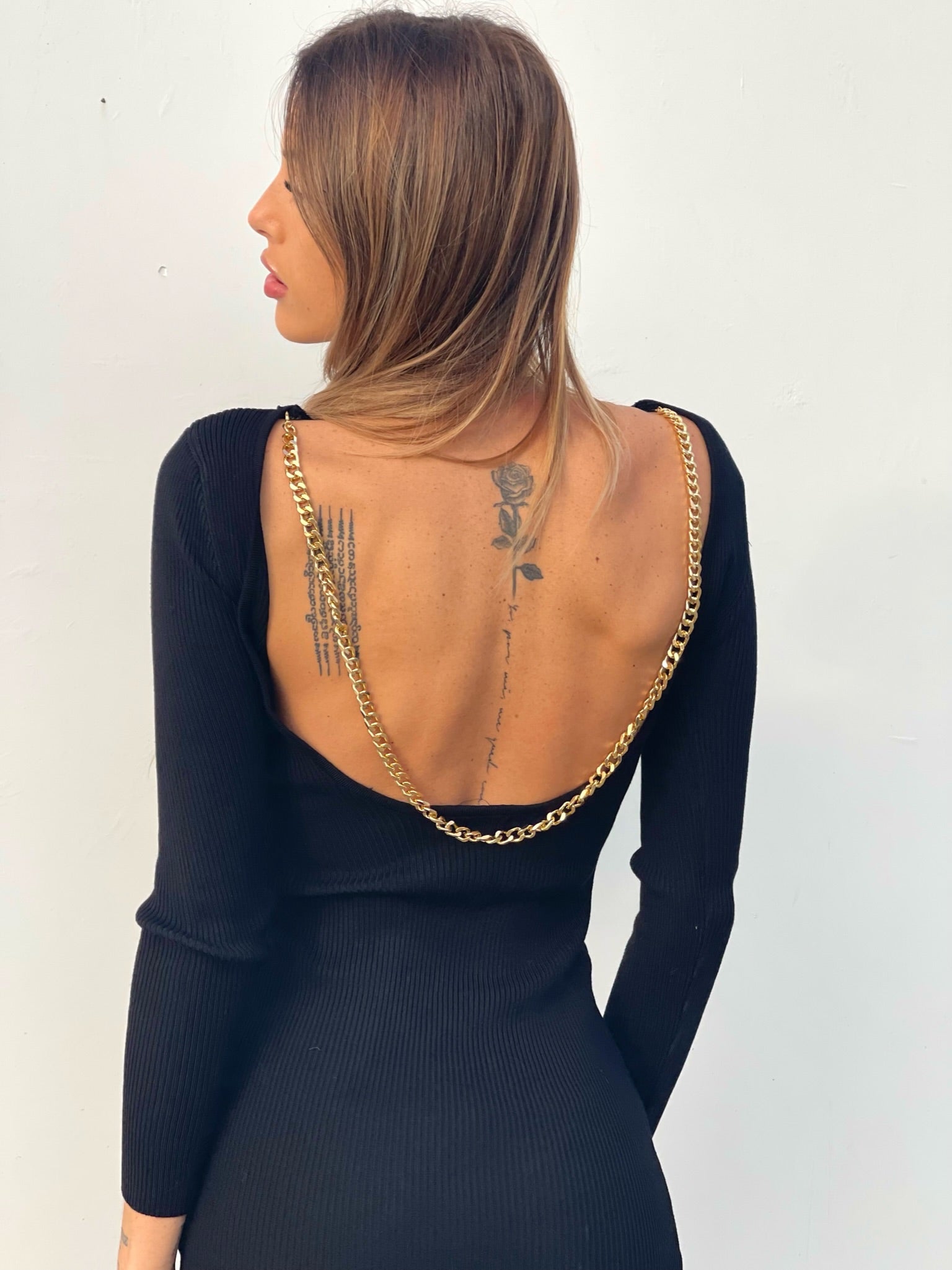 Abito midi con catena e schiena aperta
