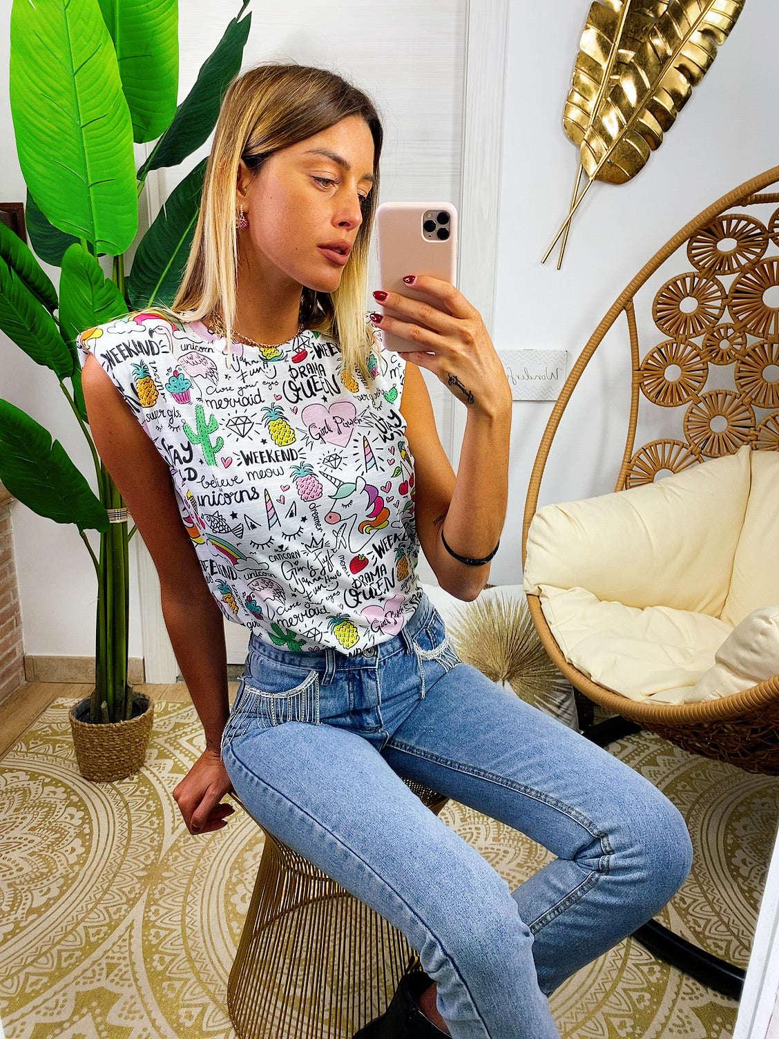 Maglia con spalline bombate e unicorni