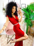 Abito aderente con scollo a V e spacco rosso