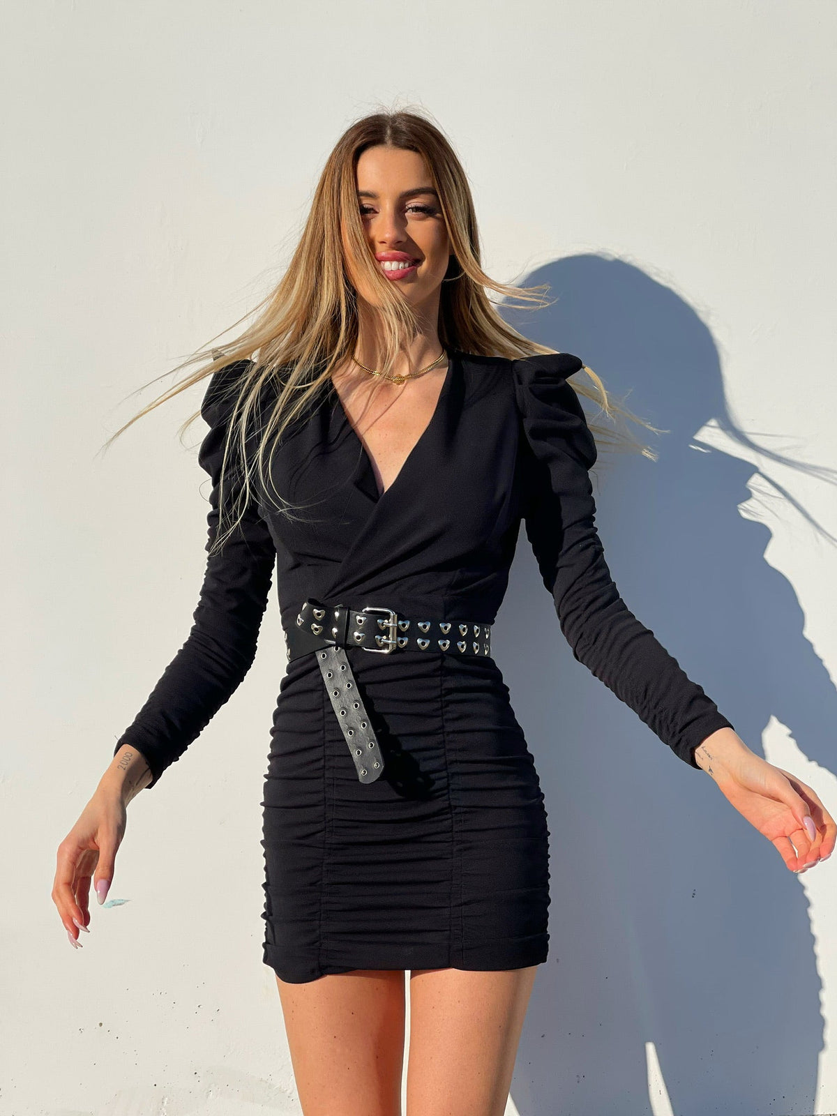 Abito nero con spalline e drappeggio
