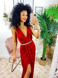 Abito aderente con scollo a V e spacco rosso