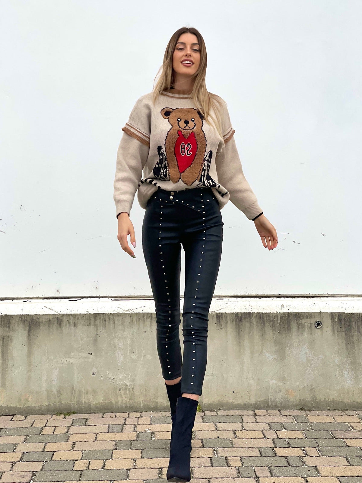 Pantalone in ecopelle con borchie