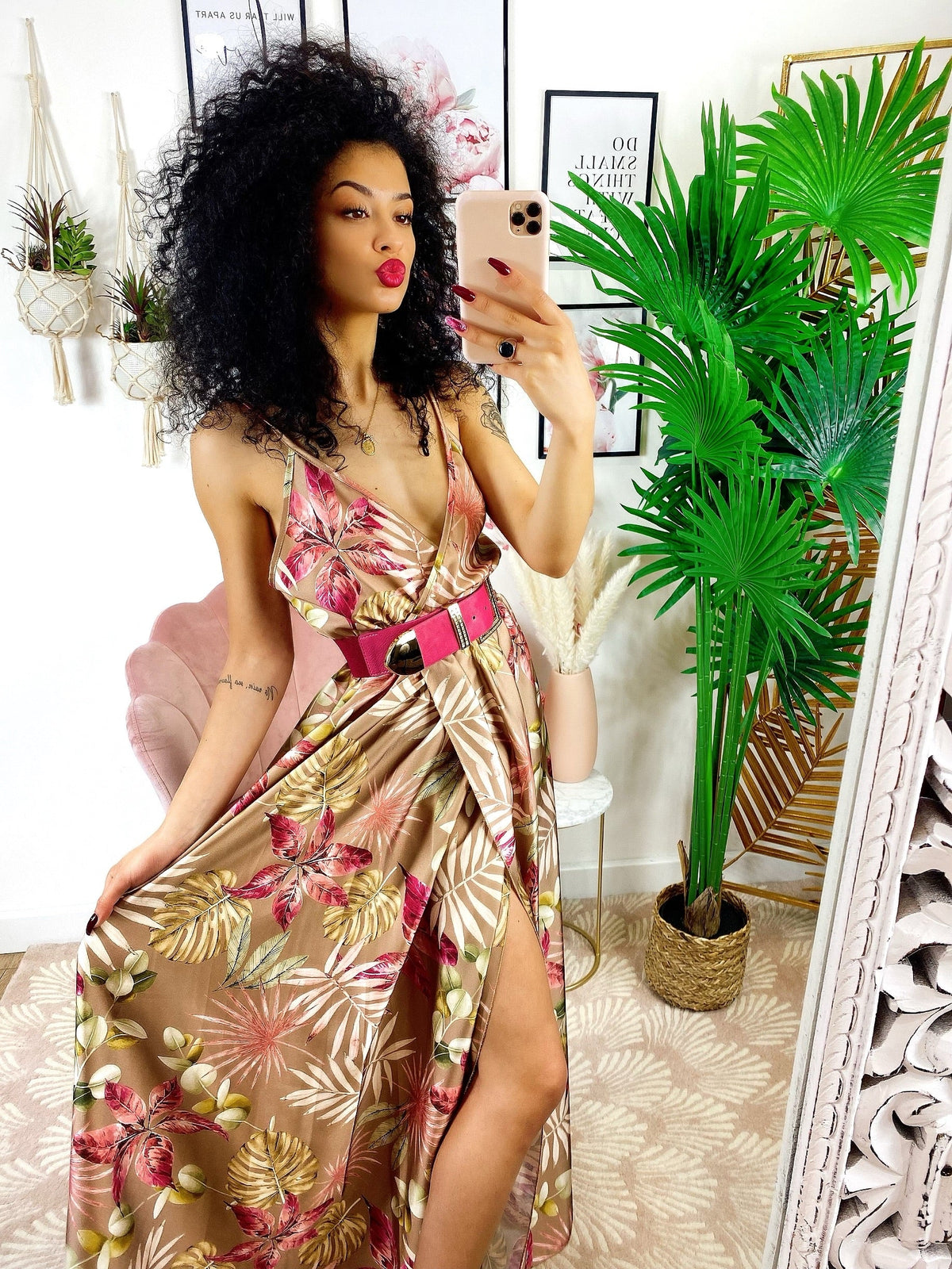 Abito in raso floreale con maxi spacco nude