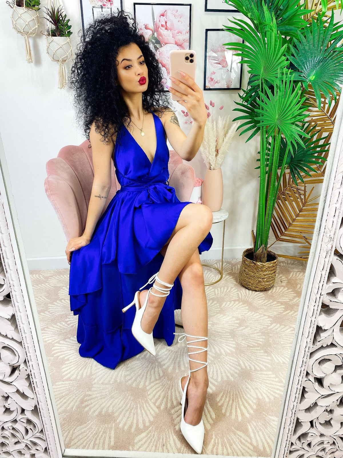 Abito in raso con gonna asimmetrica e incrocio blu