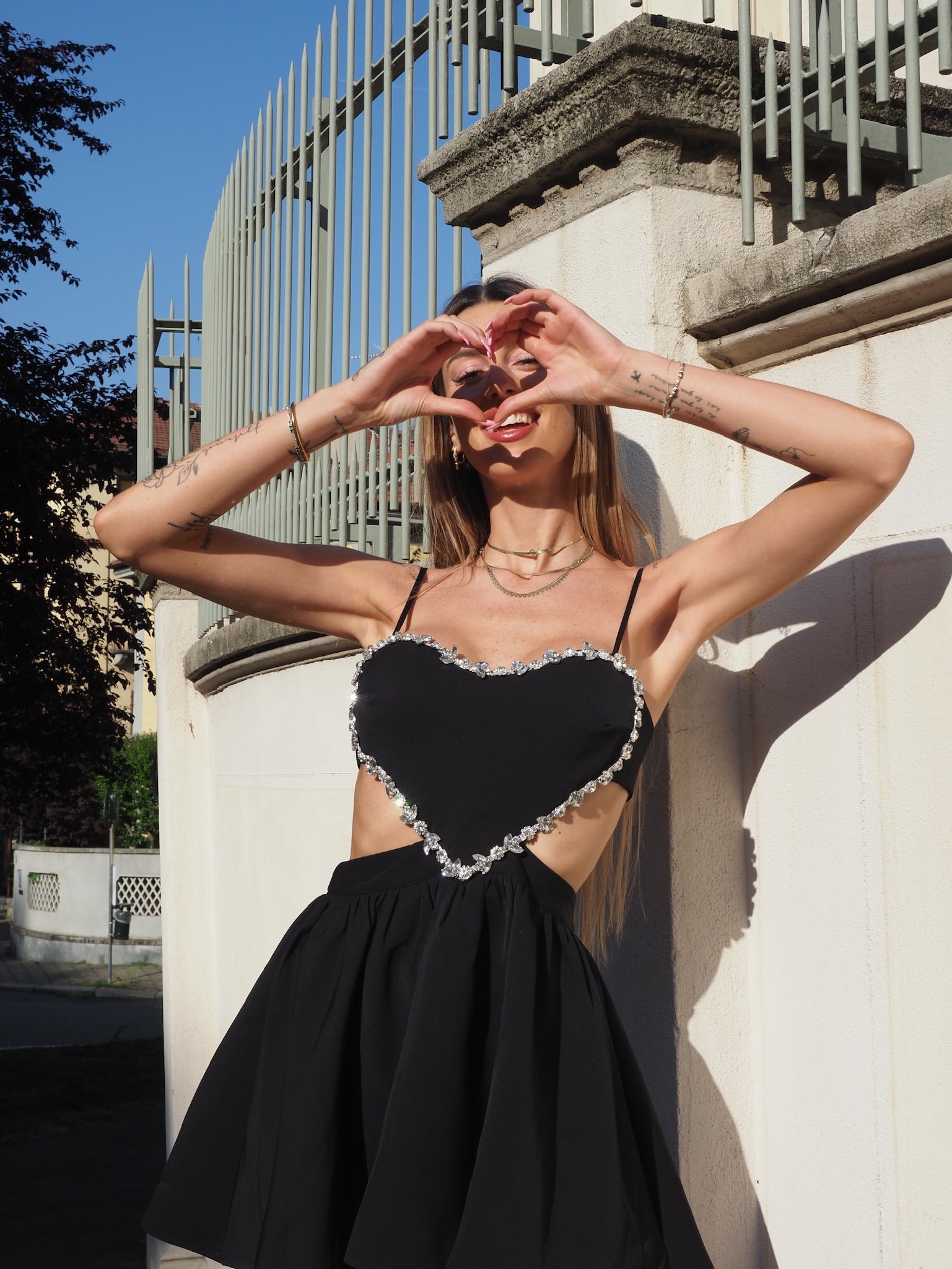 Abito nero con cuore e strass