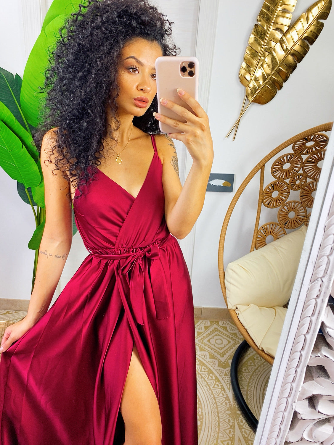 Abito in raso con maxi spacco Bordeaux scuro