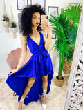 Abito in raso con gonna asimmetrica e incrocio blu