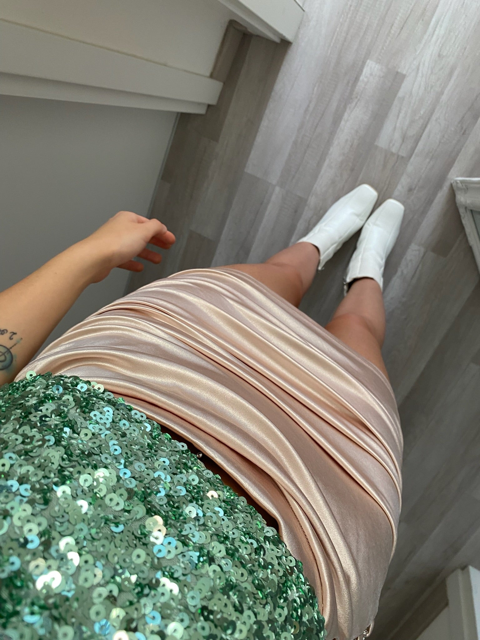Gonna aderente beige con punto luce