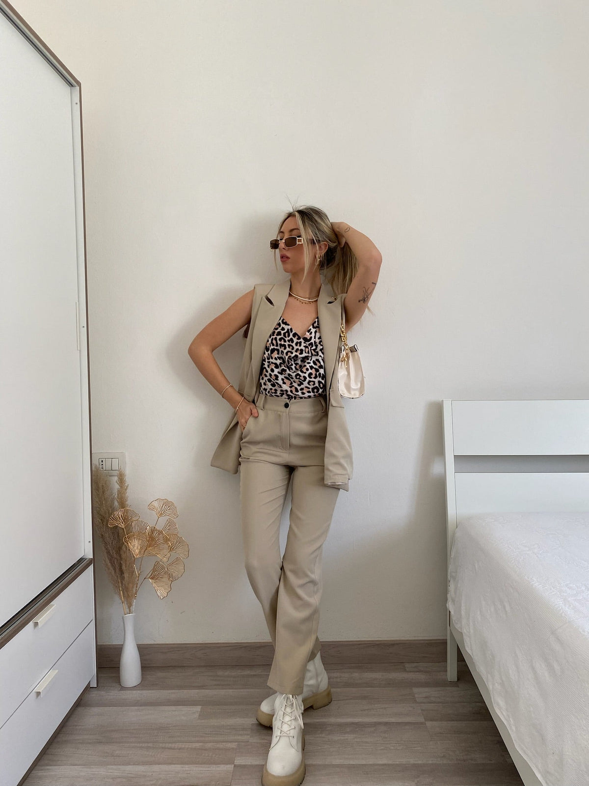 Completo smanicato e pantalone beige