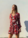 Abito con gonna a ruota rosso e rosa