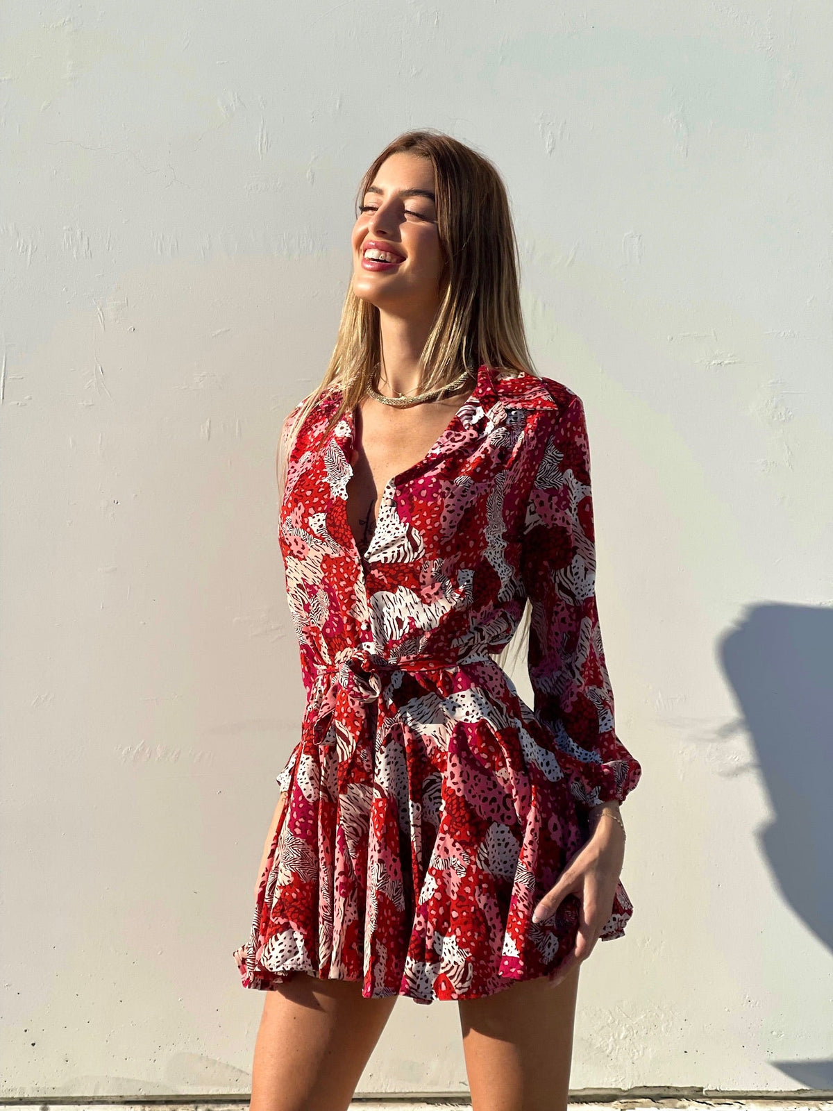 Abito con gonna a ruota rosso e rosa