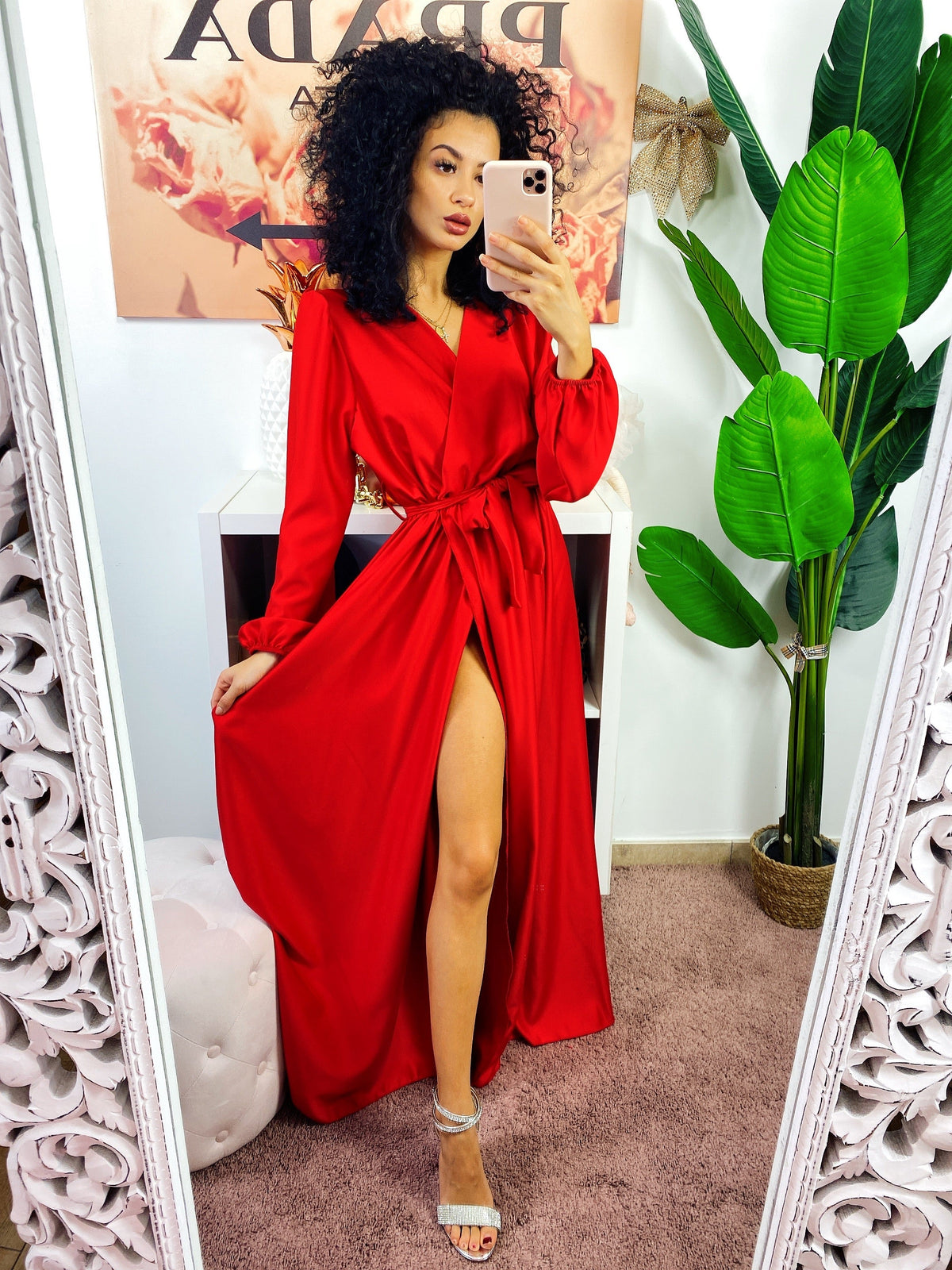 Abito in raso con maxi spacco manica lunga rosso