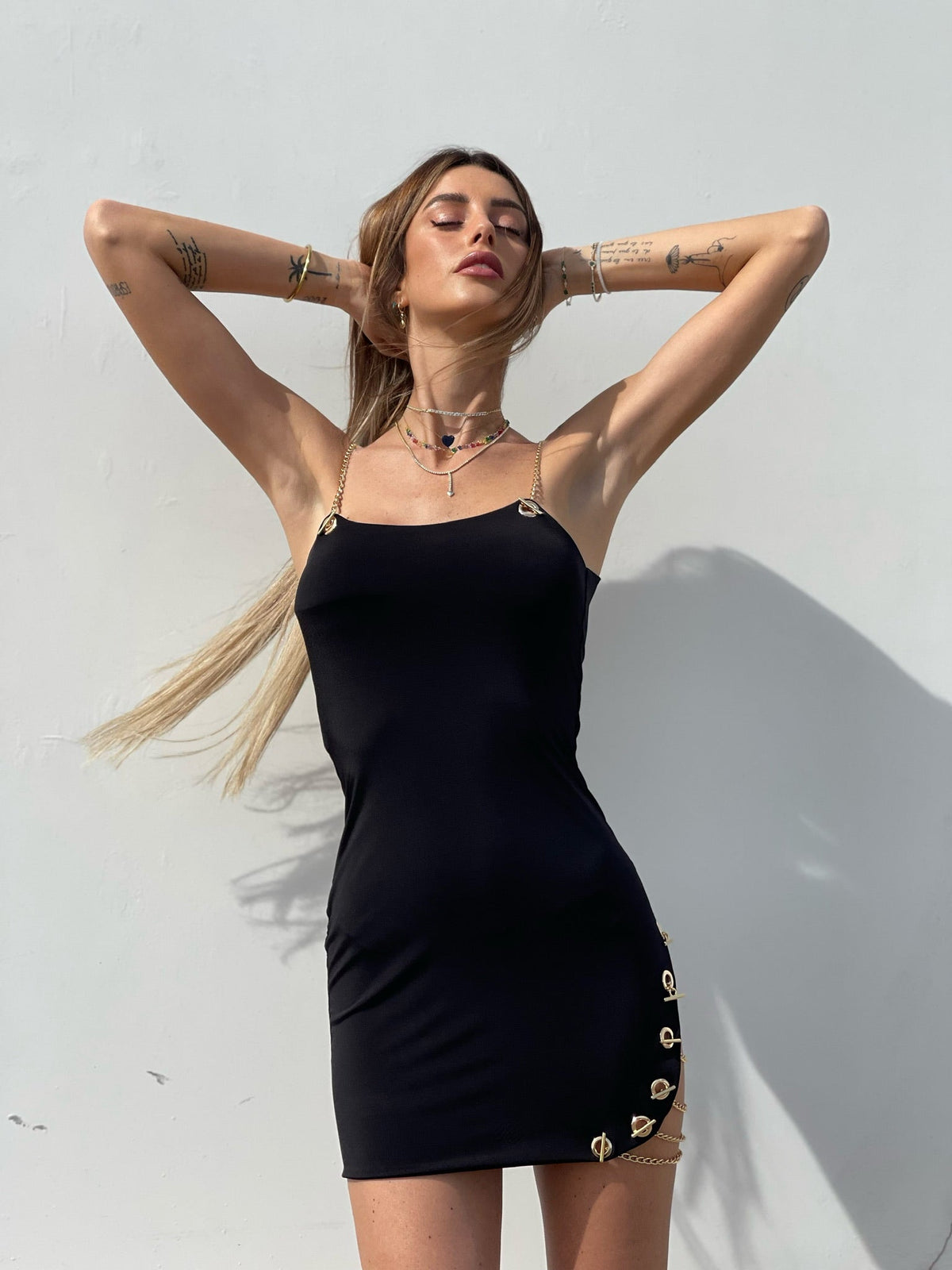Abito nero con catene oro