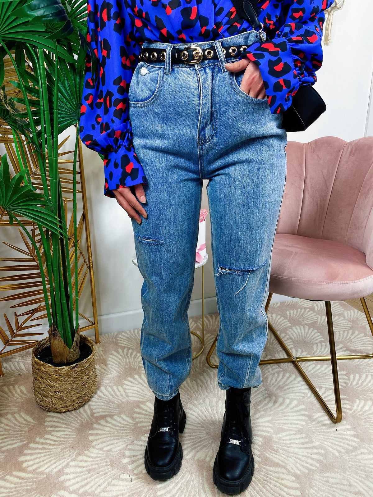 jeans ampio con strappi