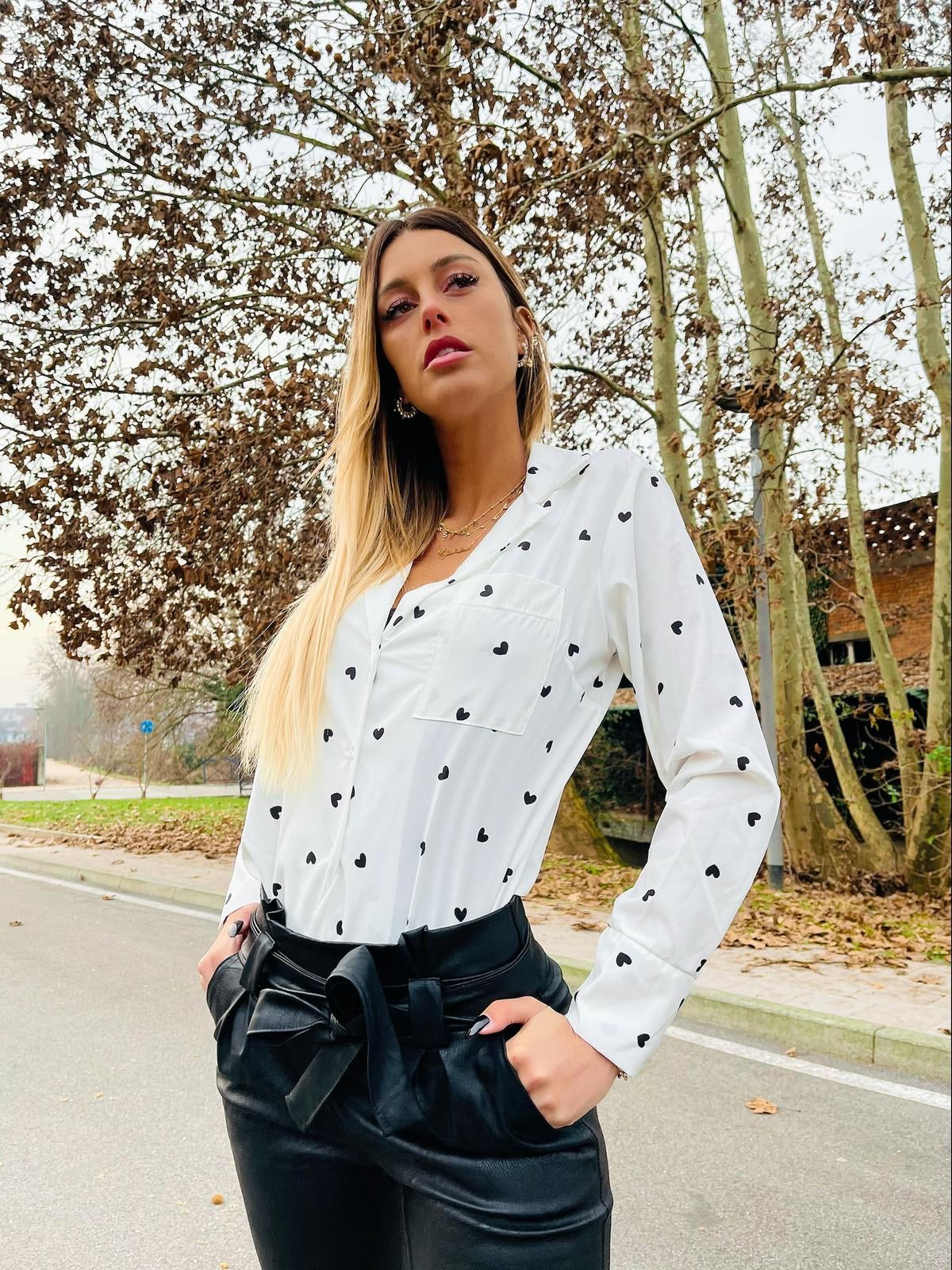 Camicetta a cuoricini neri
