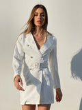 Abito a blazer bianco con bottoni e cintura