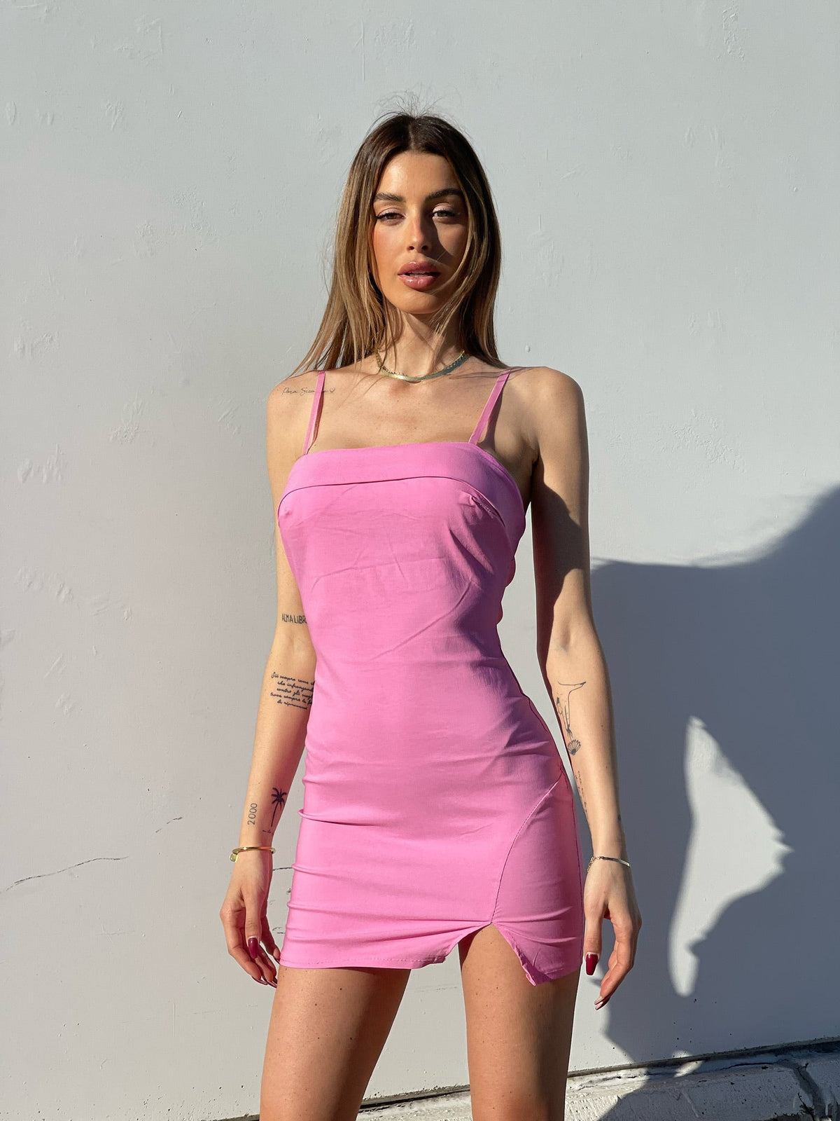Abito aderente rosa con spacchetto