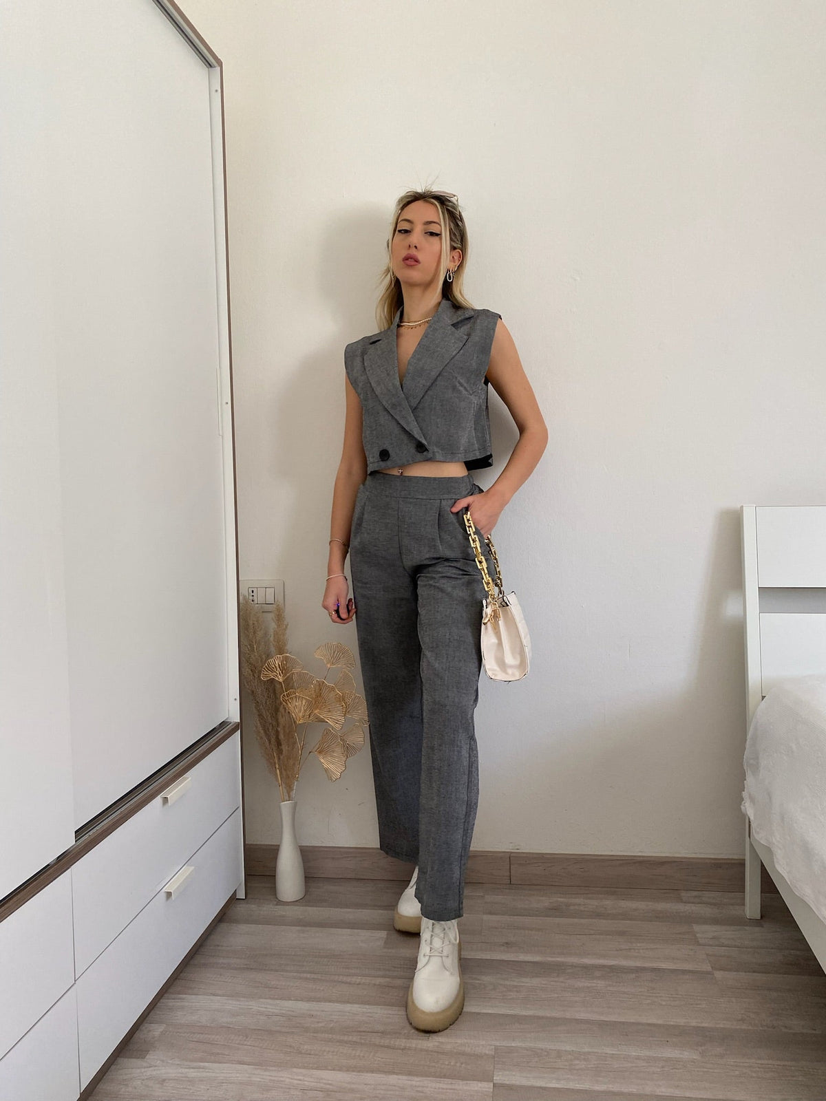 Completo top crop e pantalone grigio