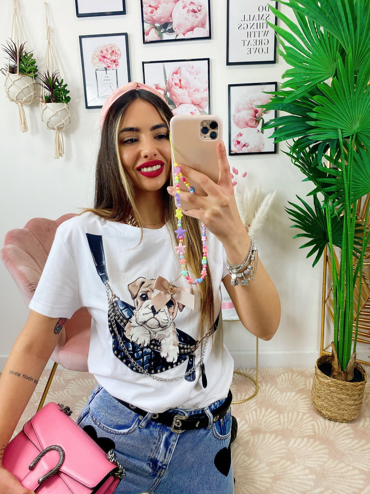 T-Shirt con bulldog e catena bianca