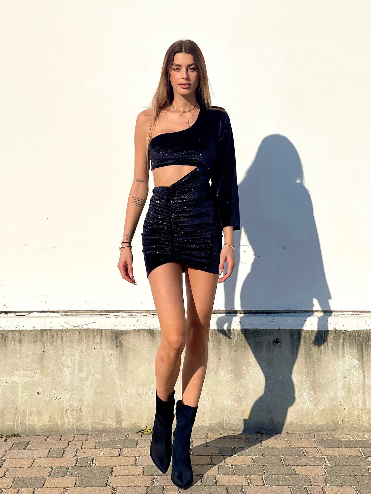Abito monospalla effetto glitter nero