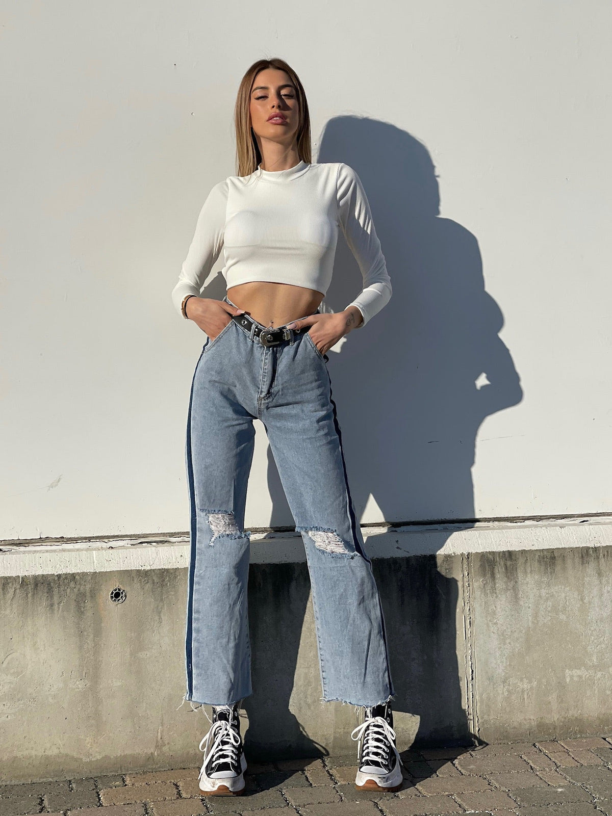 Jeans wide leg con strappi e dettaglio