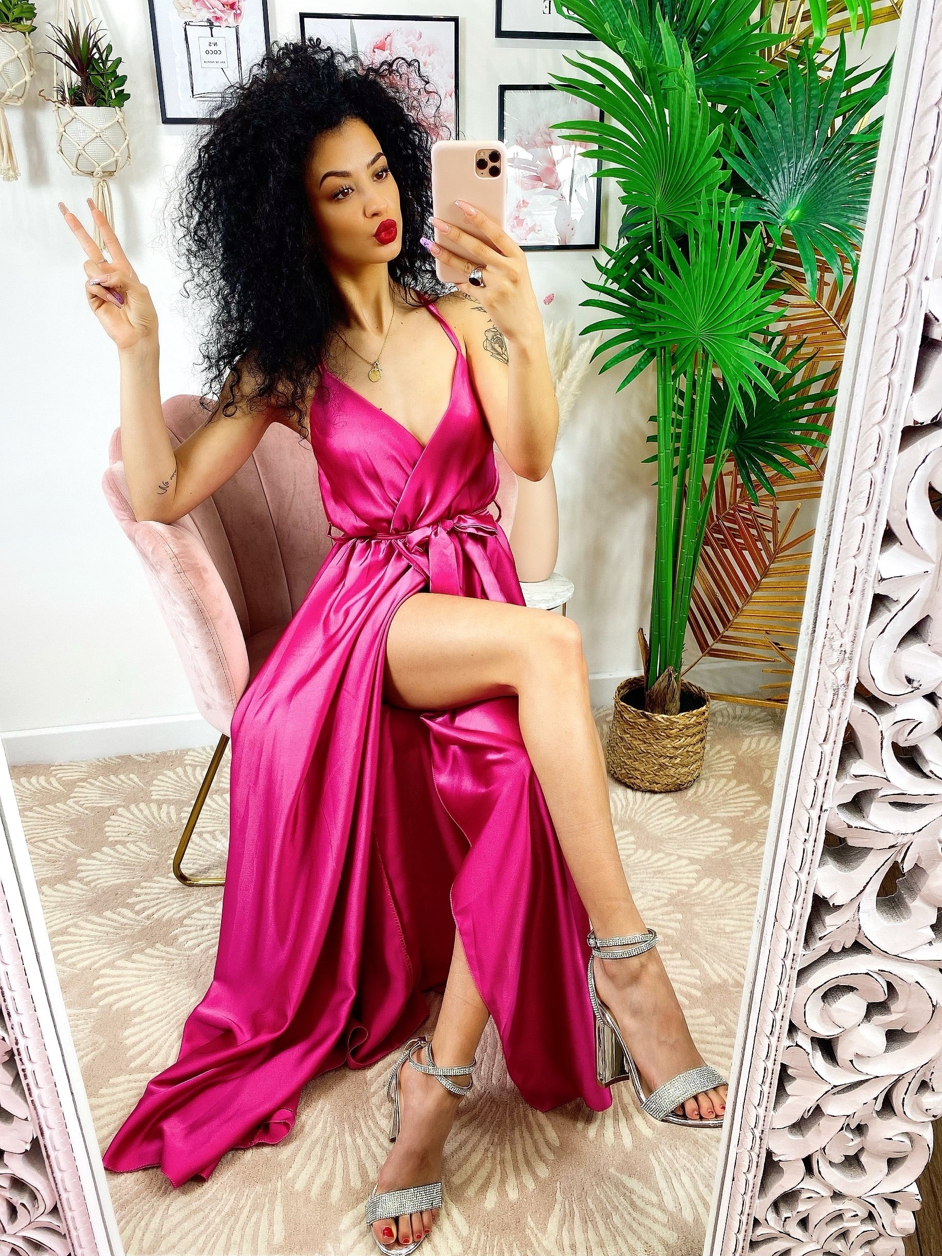 Abito in raso con maxi spacco peonia