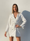 Abito a blazer bianco con bottoni e cintura