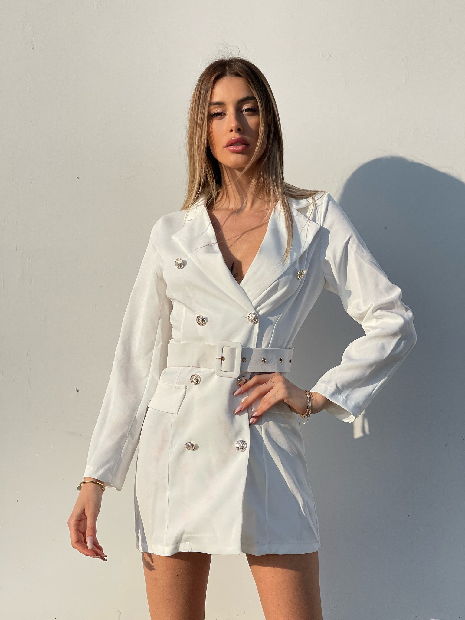 Abito a blazer bianco con bottoni e cintura