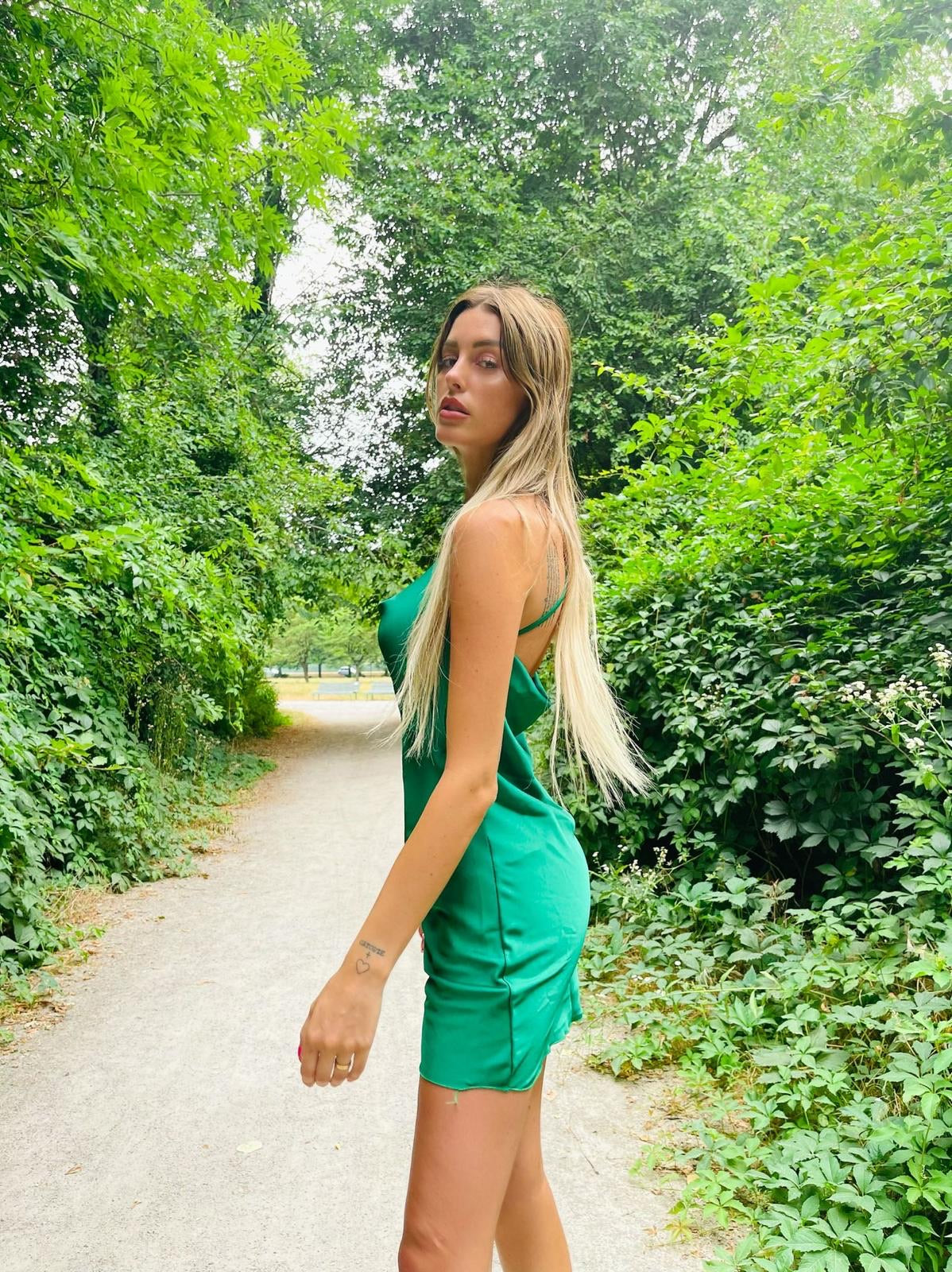 Abito a bretellina verde con incroci