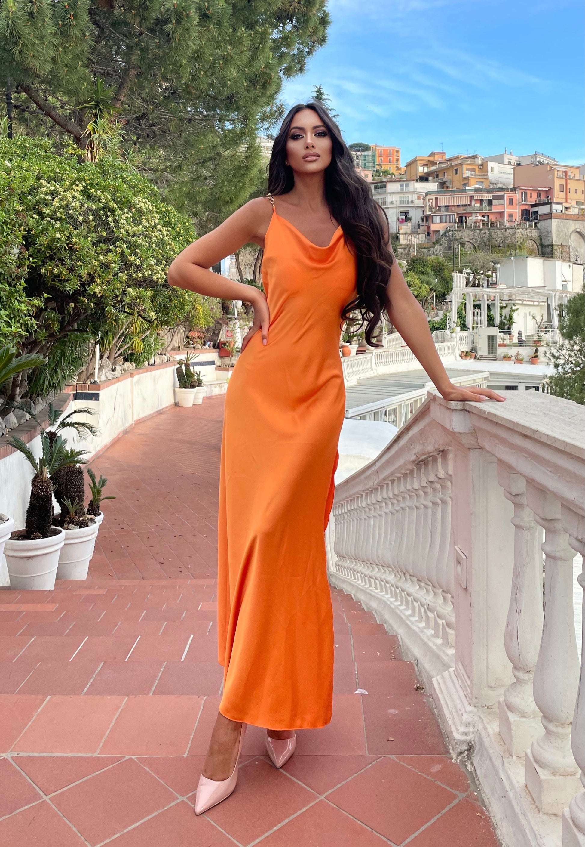 Abito arancio lungo con catene