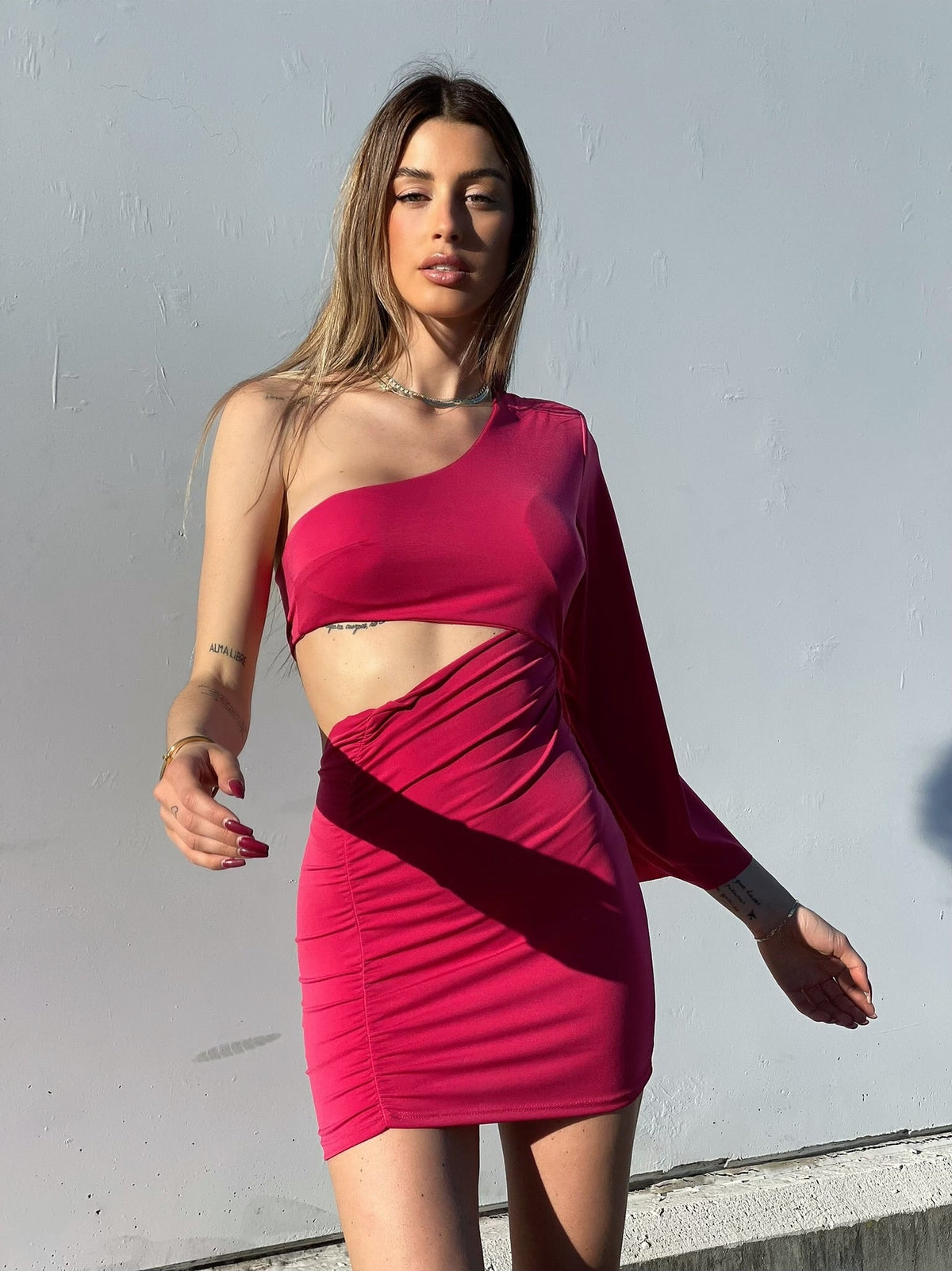 Abito aderente monospalla Fuxia con manica lunga