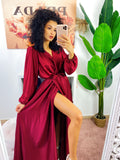 Abito in raso con maxi spacco manica lunga Bordeaux