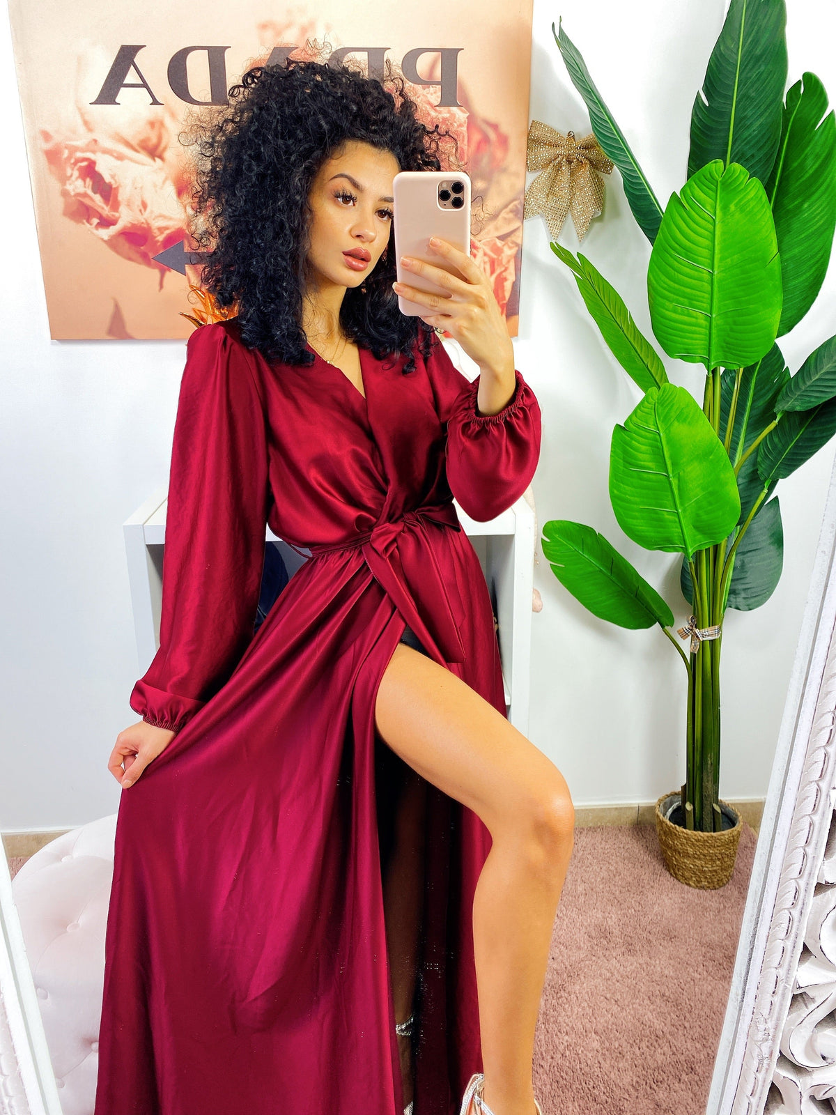 Abito in raso con maxi spacco manica lunga Bordeaux