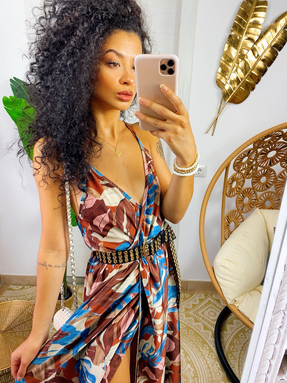 Abito in raso floreale con maxi spacco con foglie