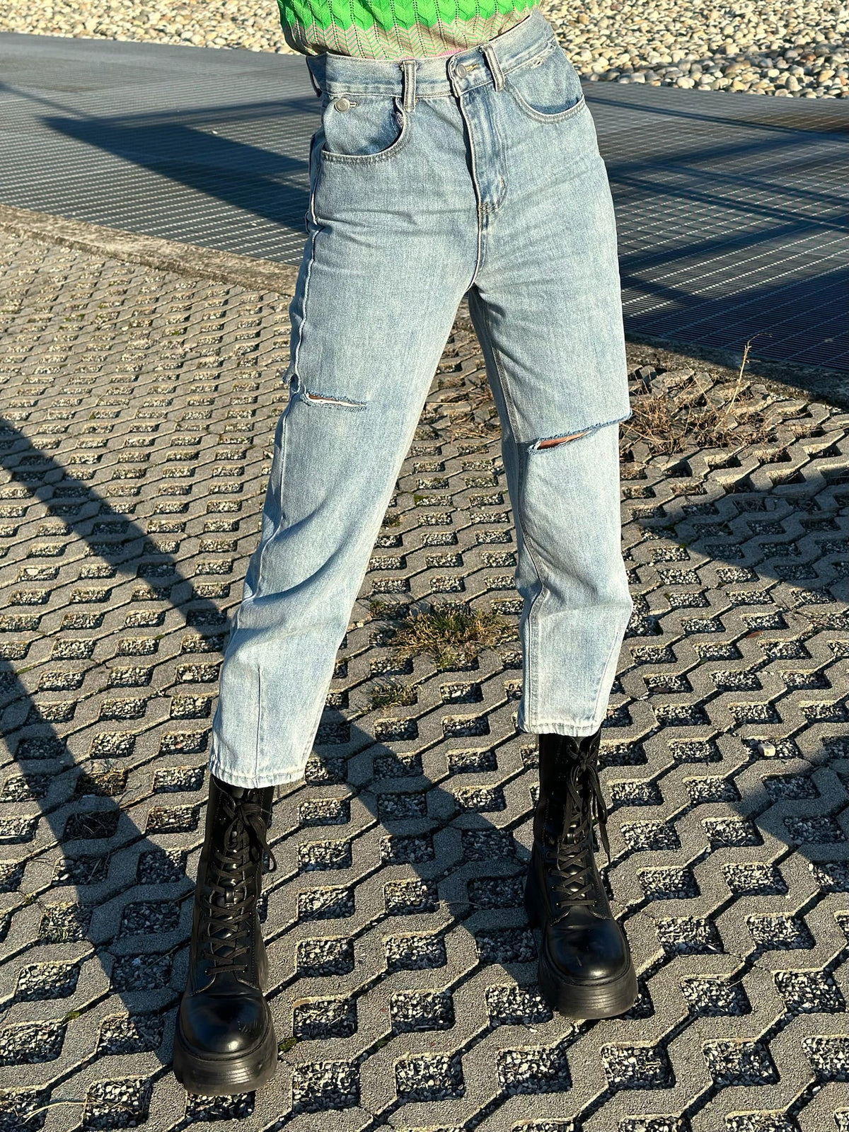 jeans ampio con strappi