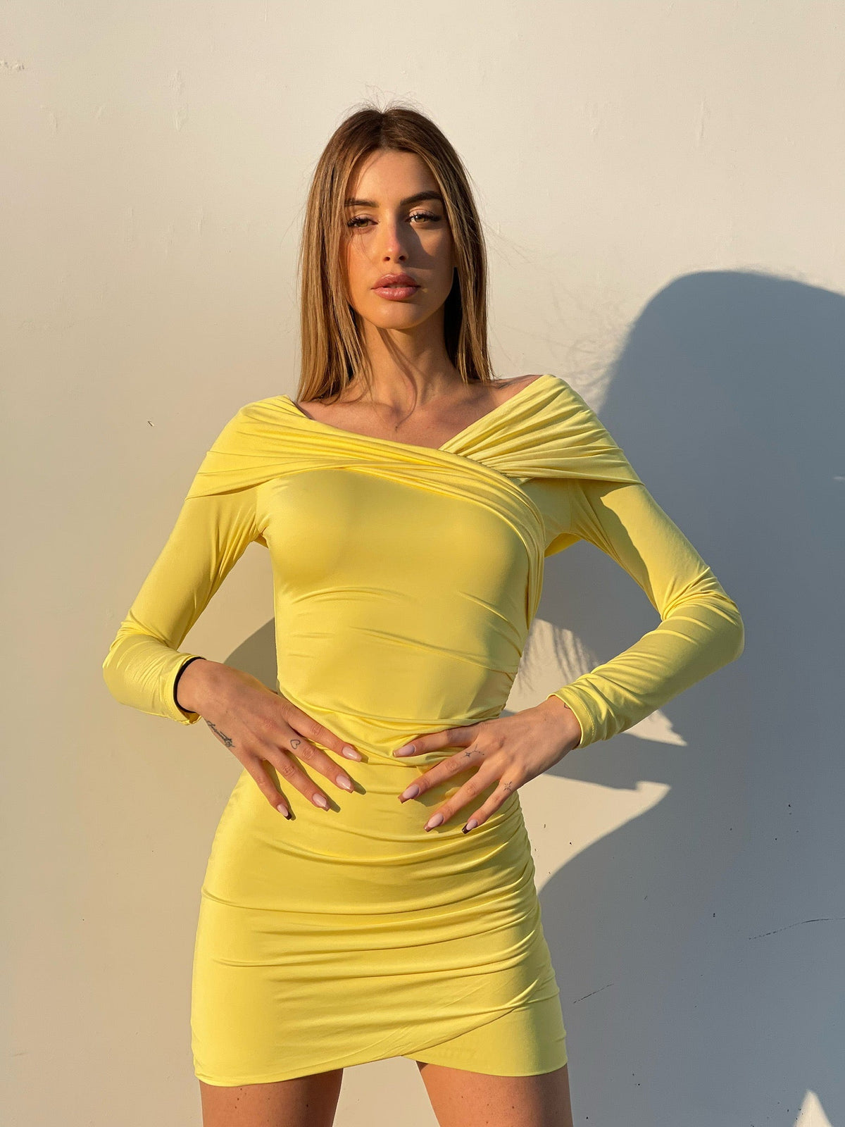Abito giallo con scollo a barchetta