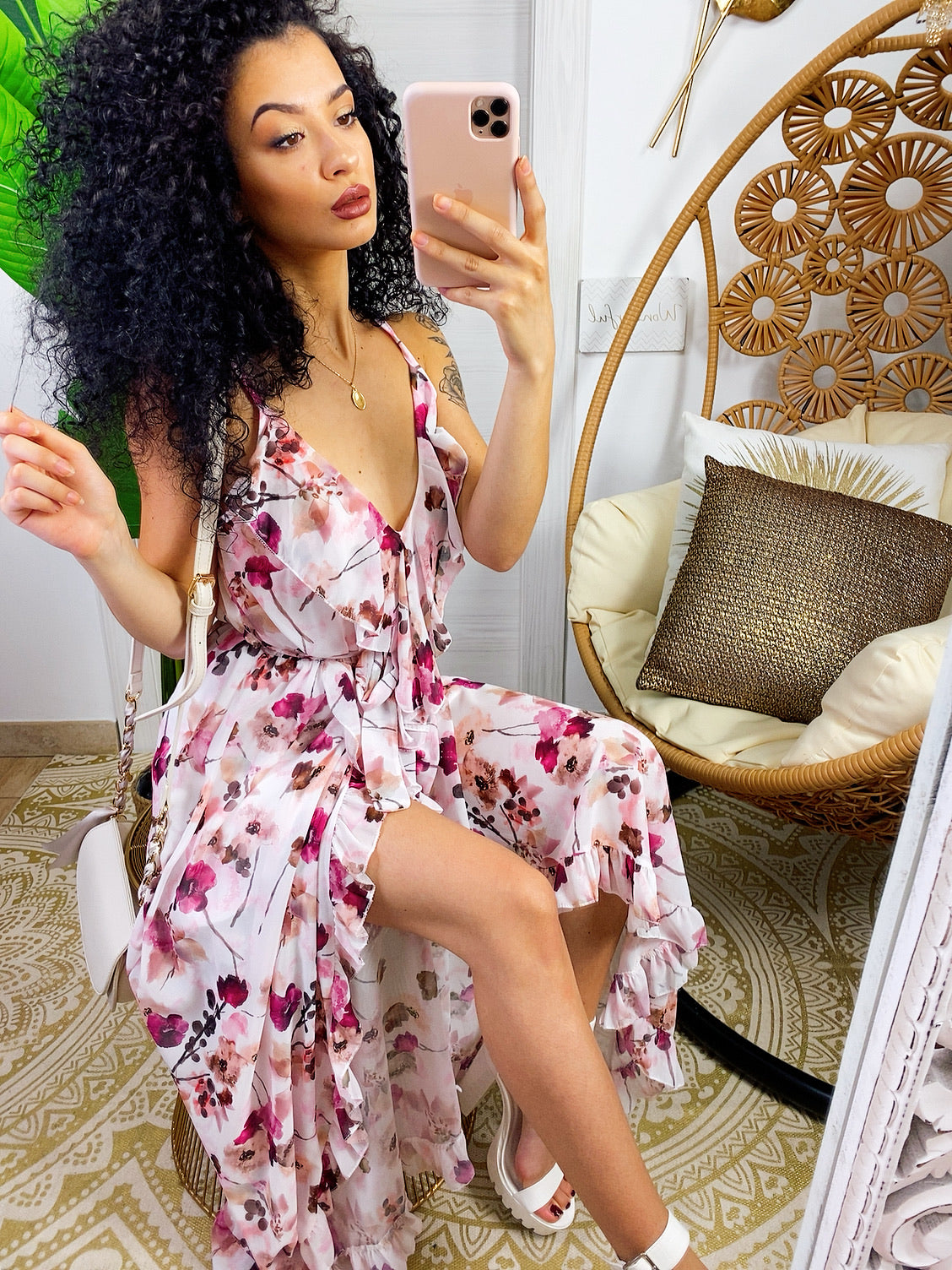 Abito con gonna asimmetrica e fiorellini rosa