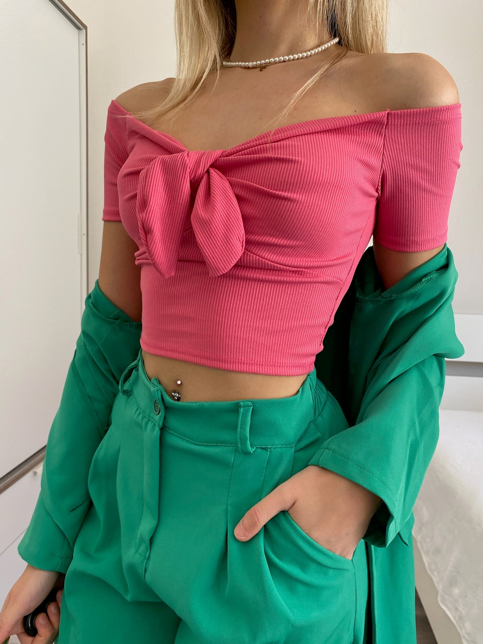 Top rosa barbie scollo a barchetta e fiocco
