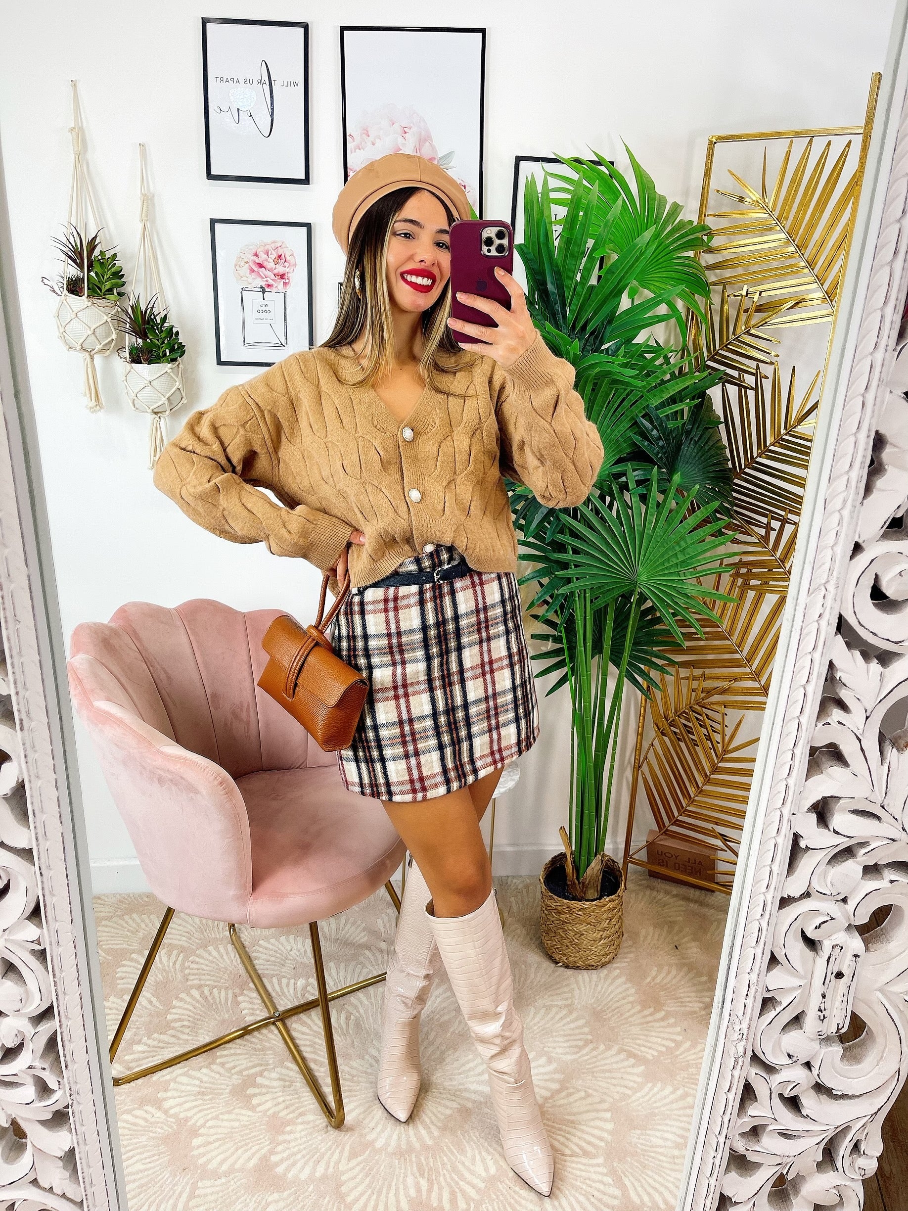 Maglione a trecce camel, bottoni gioiello