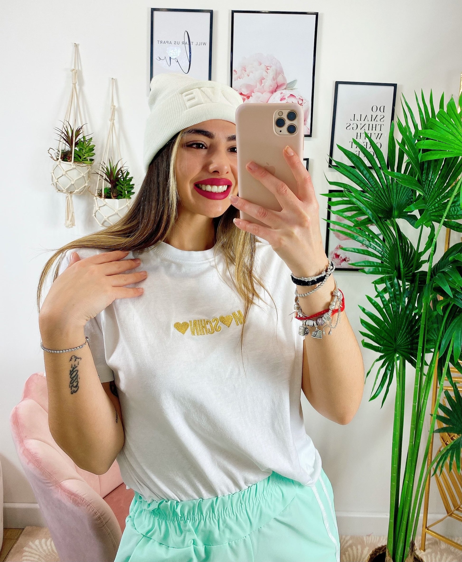 T-shirt con stampa e cuori