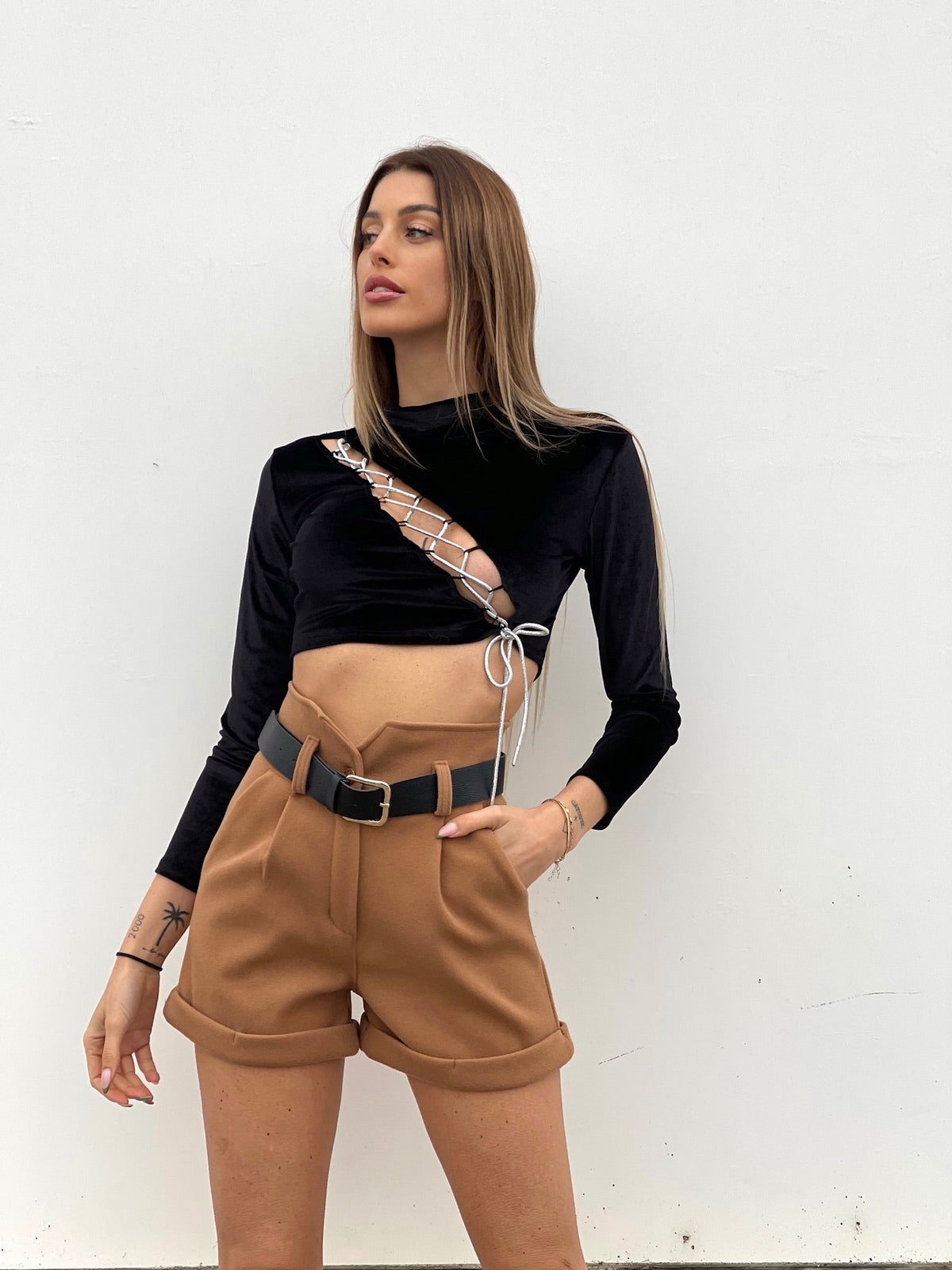 Top nero con stringhe