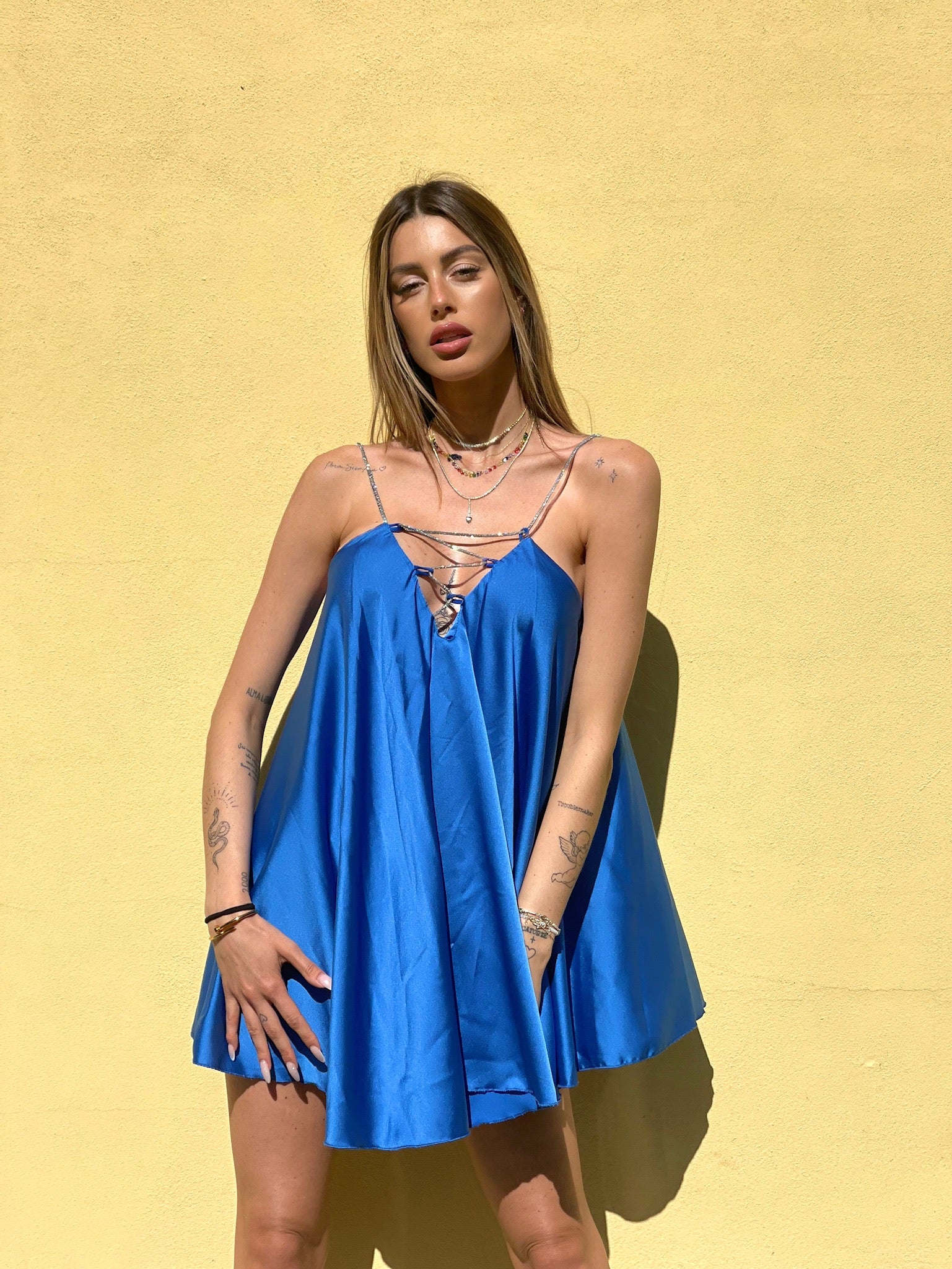 Abito in raso blu elettrico con punto luce