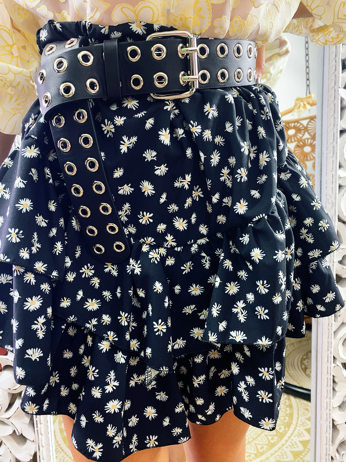 Gonna con balza e fiori asimmetrica