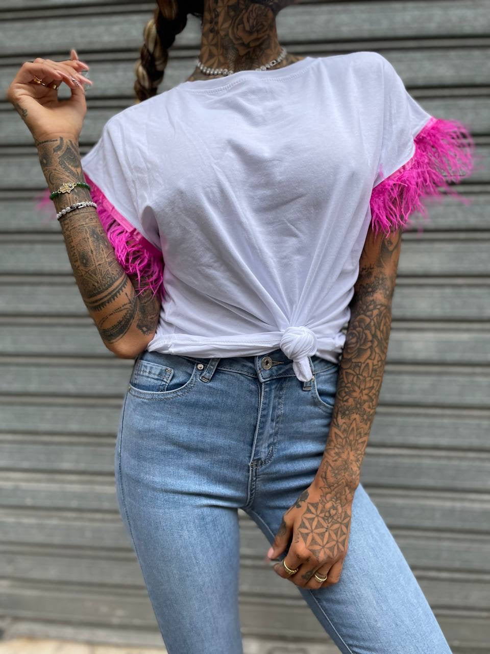 T-shirt con piume Fuxia