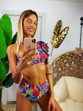 Bikini monospalla con rouge vita alta floreale