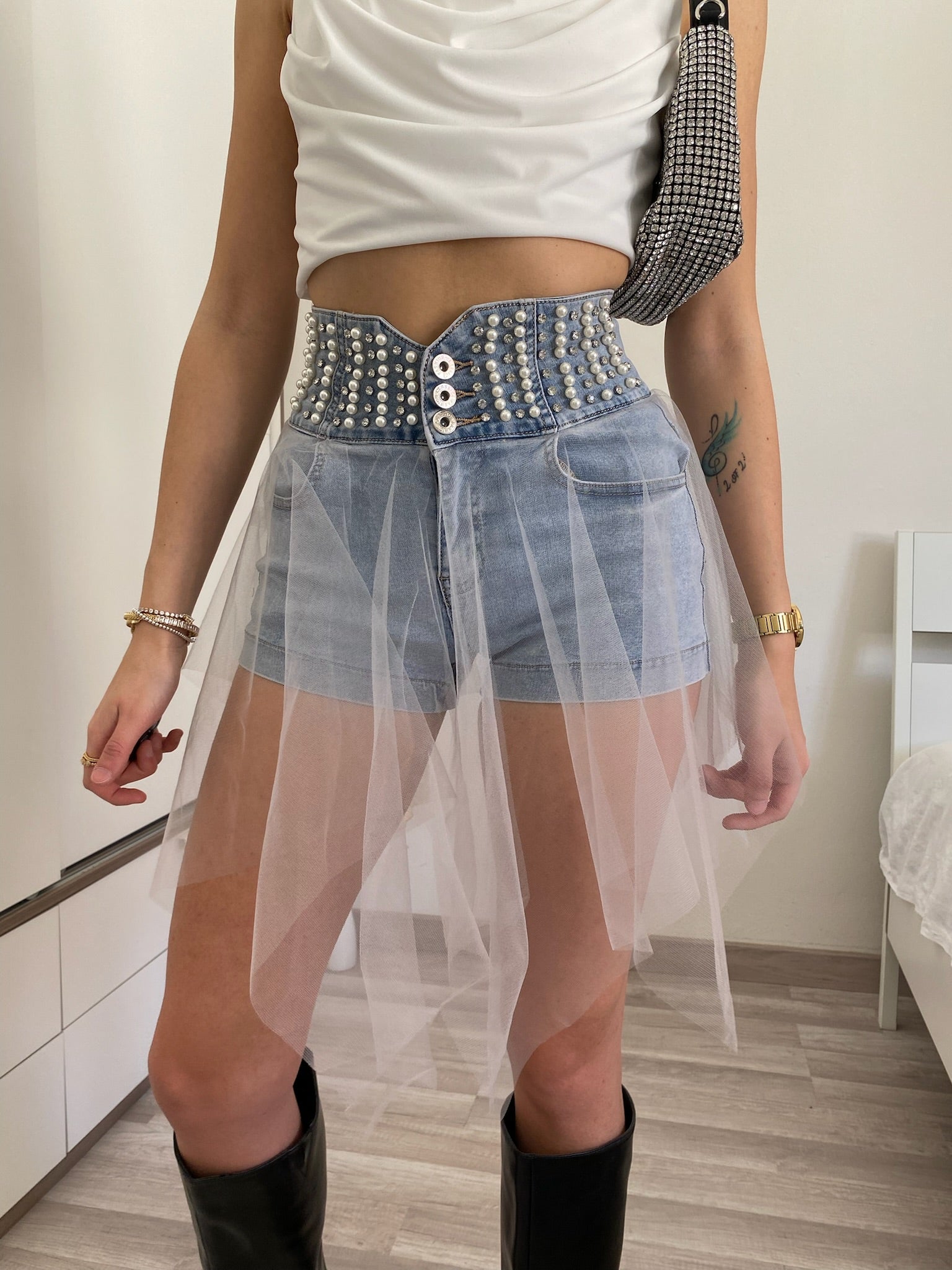 Short in jeans con perle e tulle