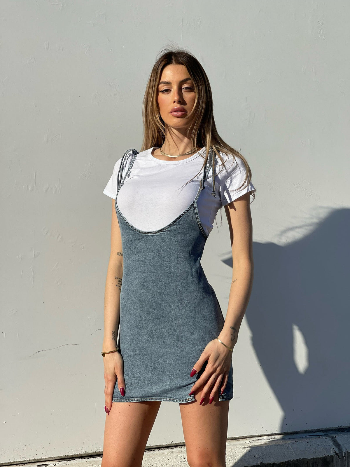 Abito in jeans con t-shirt