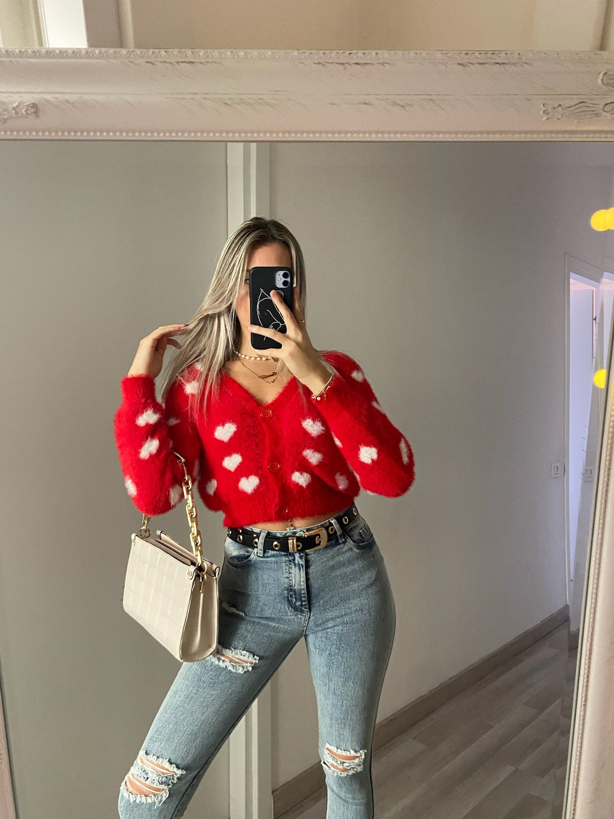 Cardigan rosso con cuori